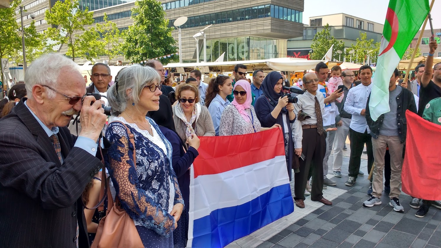 Het Utrechts Platform voor Levensbeschouwing en Religie - mensen die op straat lopen met Nederlandse vlag