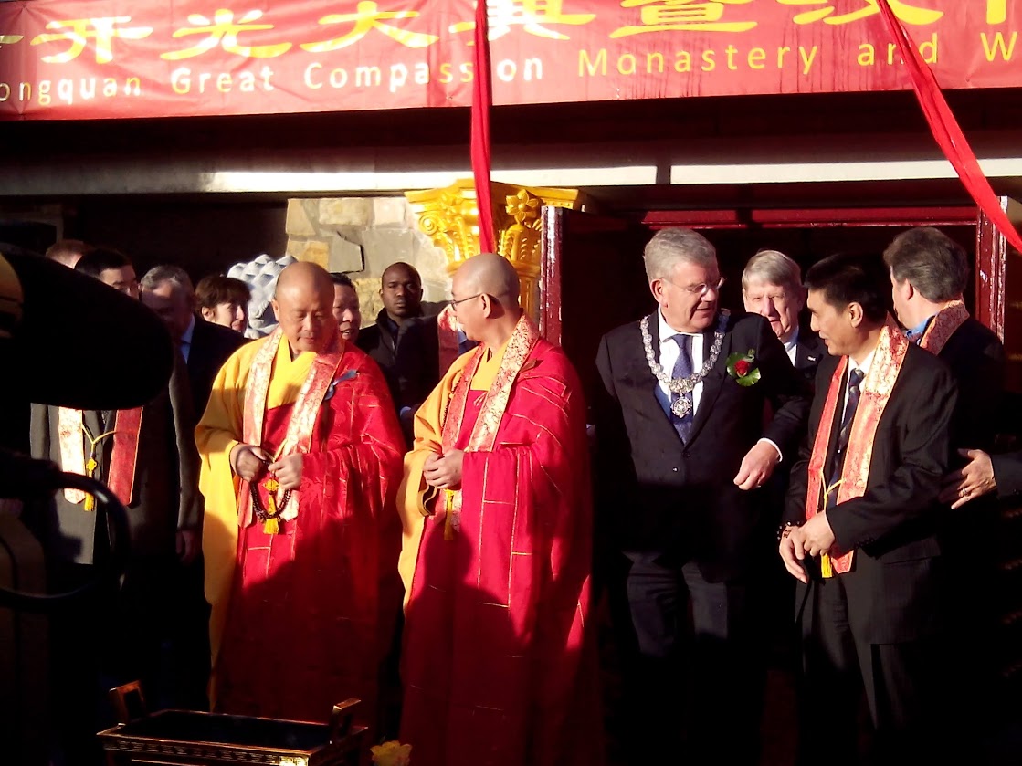 meer saamhorigheid in Utrecht - mensen met boeddhistische monniken